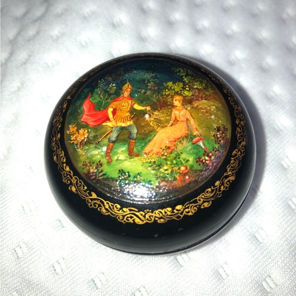 VINTAGE RUSSIAN ANTIQUE HAND PAINTED BLACK LACQUER ROUND BOX